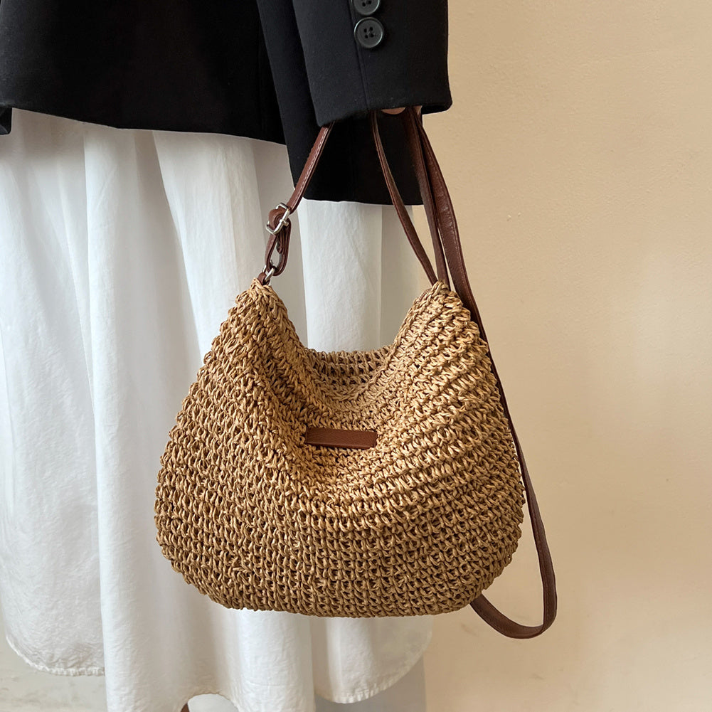 "Sac bandoulière Léandre en paille premium avec finitions cuir végan, bandoulière ajustable et fermeture éclair sécurisée."