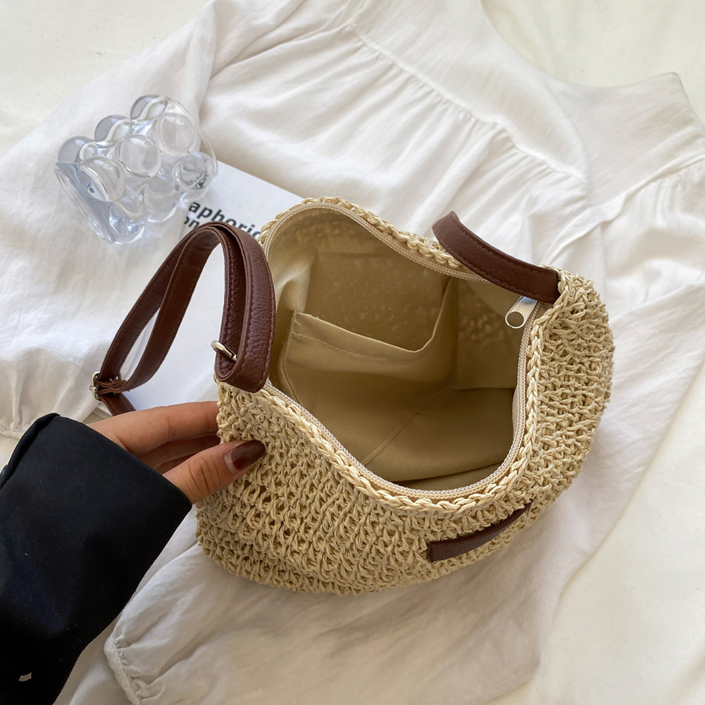 "Sac bandoulière Léandre en paille premium avec finitions cuir végan, bandoulière ajustable et fermeture éclair sécurisée."