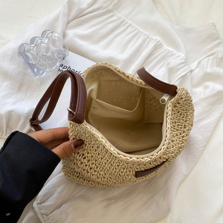 "Sac bandoulière Léandre en paille premium avec finitions cuir végan, bandoulière ajustable et fermeture éclair sécurisée."