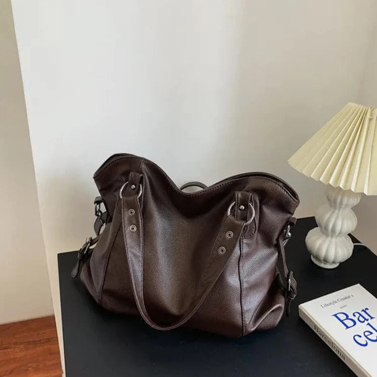 "Sac cabas en cuir PU souple noir, élégant et spacieux, avec fermeture zippée et bandoulière pour un style pratique."