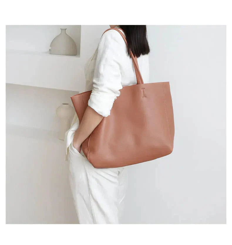 "Sac cabas en cuir véritable noir, élégant et spacieux, accessoire femme moderne."