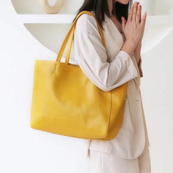 "Sac cabas en cuir véritable noir, élégant et spacieux, accessoire femme moderne."
