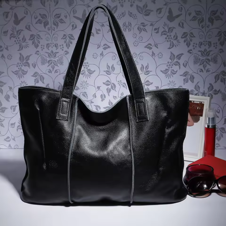 Sac cabas grand format en cuir souple camel avec fermeture zippée, idéal pour femme moderne et élégante.