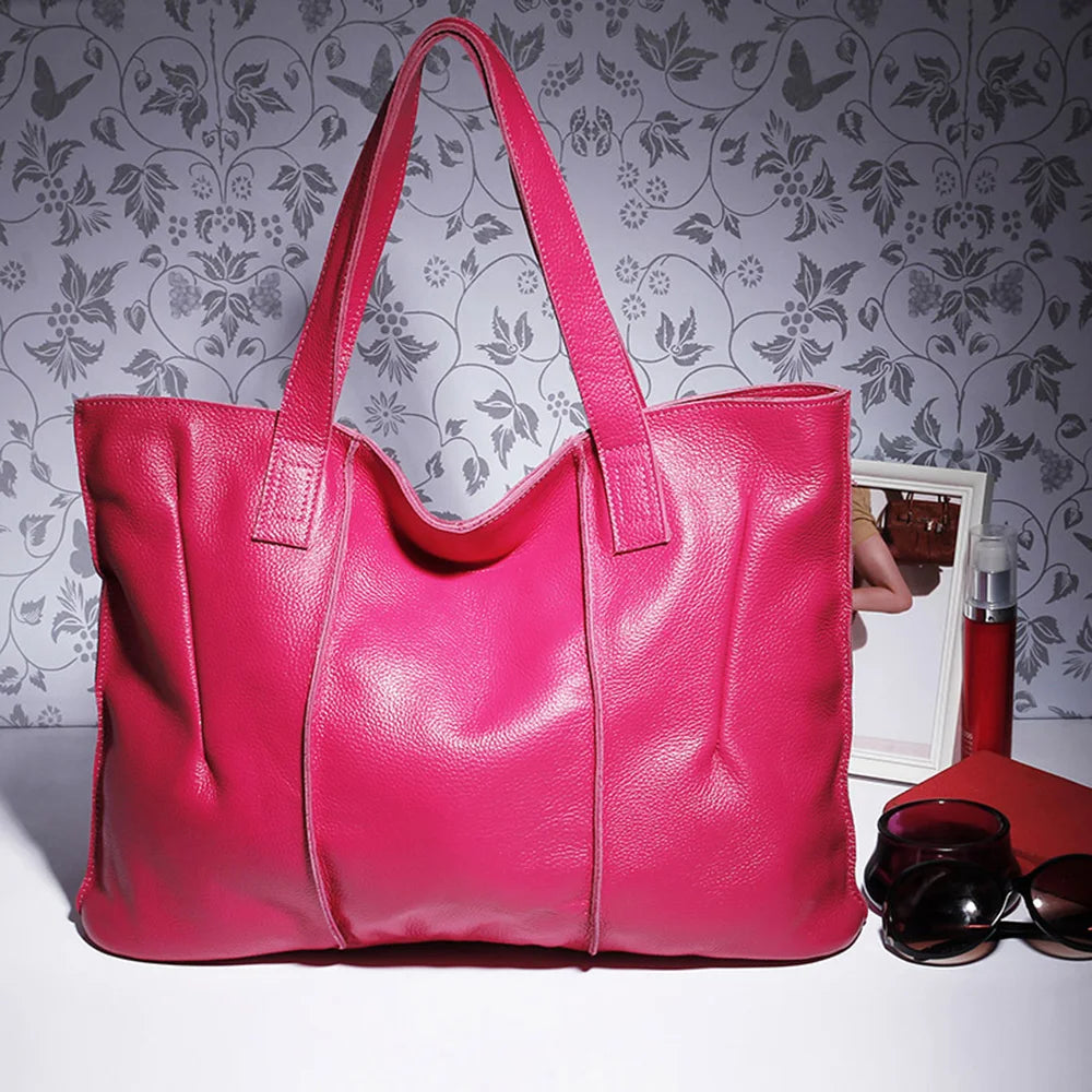 Sac cabas grand format en cuir souple camel avec fermeture zippée, idéal pour femme moderne et élégante.