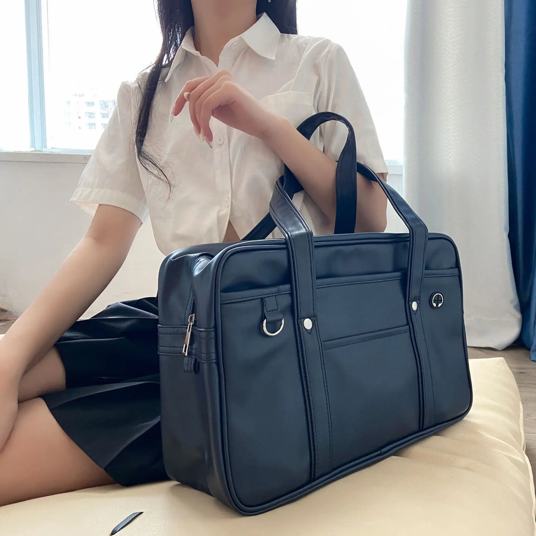 Sac cabas stylé pour lycéennes, cuir PU noir, spacieux, avec compartiment ordinateur portable et poches pratiques.