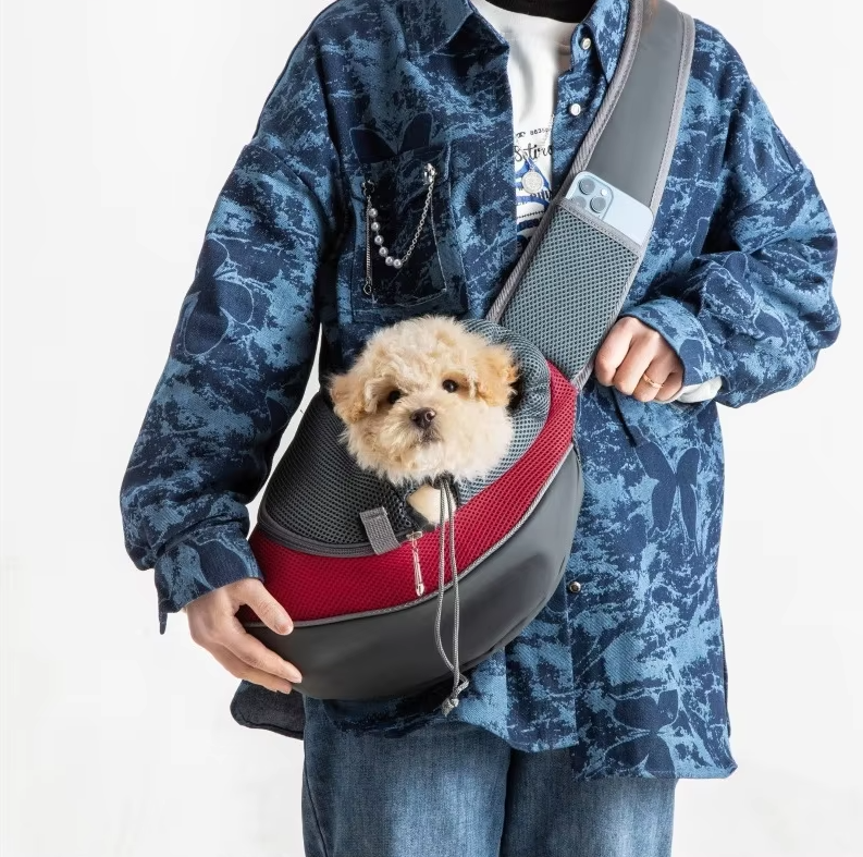 "Sac de transport pour chien, respirant, bandoulière rembourrée, gris, pratique et léger, confort et sécurité."