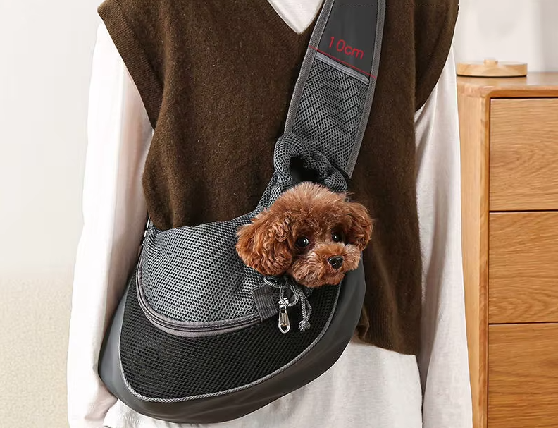 "Sac de transport pour chien, respirant, bandoulière rembourrée, gris, pratique et léger, confort et sécurité."