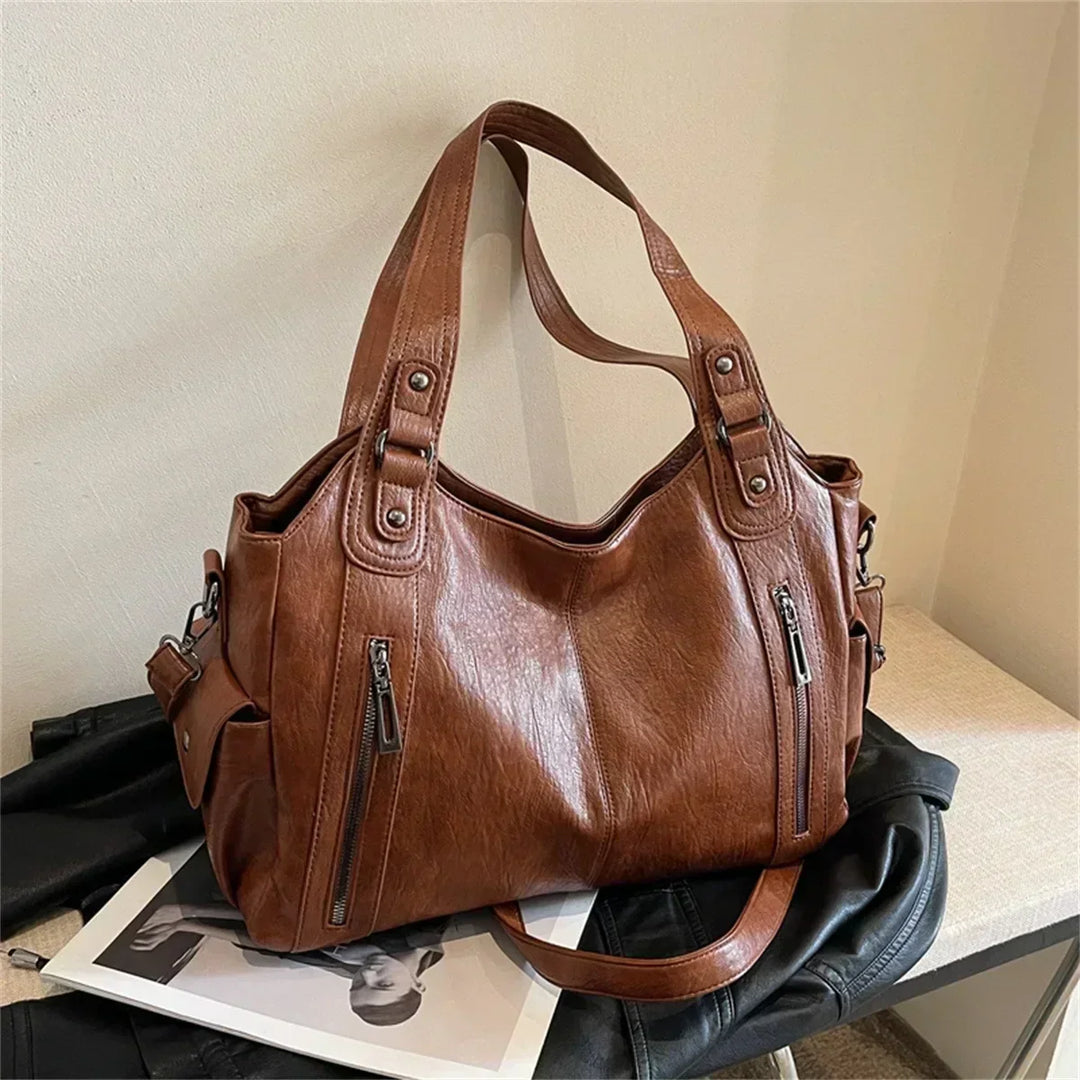 Sac d'école à bandoulière en cuir végétal lisse, design élégant, couleur classique, idéal pour femmes modernes.