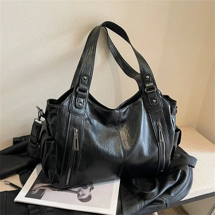 Sac d'école à bandoulière en cuir végétal lisse, design élégant, couleur classique, idéal pour femmes modernes.