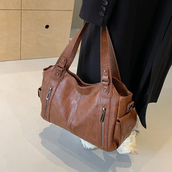 Sac d'école à bandoulière en cuir végétal lisse, design élégant, couleur classique, idéal pour femmes modernes.