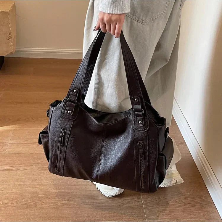 Sac d'école à bandoulière en cuir végétal lisse, design élégant, couleur classique, idéal pour femmes modernes.