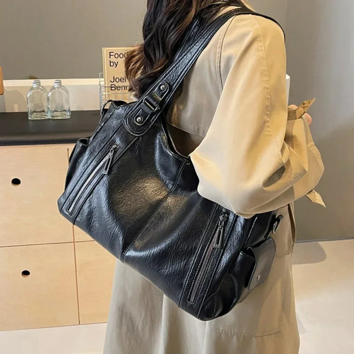 Sac d'école à bandoulière en cuir végétal lisse, design élégant, couleur classique, idéal pour femmes modernes.