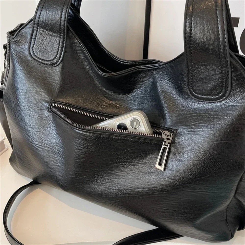 Sac d'école à bandoulière en cuir végétal lisse, design élégant, couleur classique, idéal pour femmes modernes.