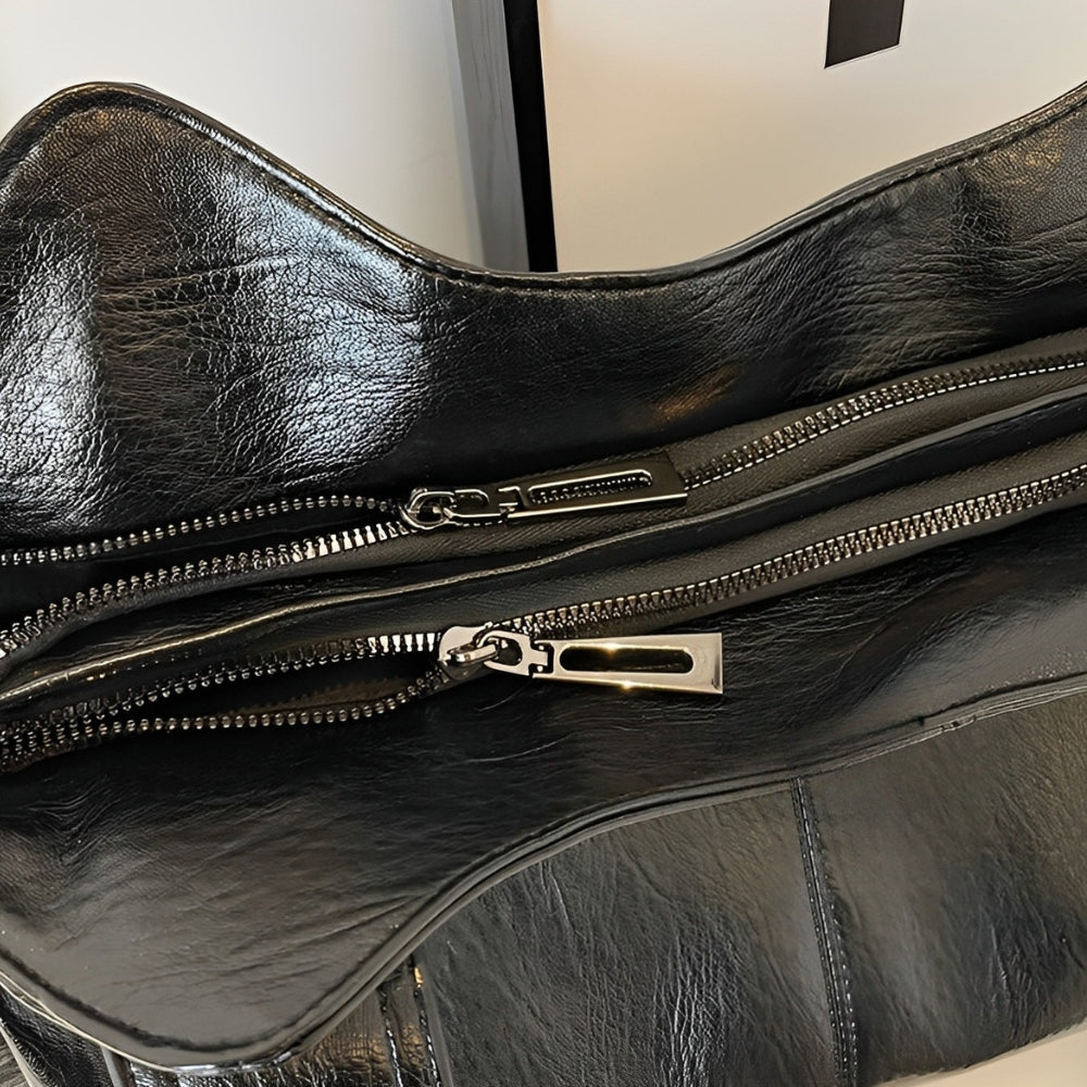 Sac d'école à bandoulière en cuir végétal lisse, design élégant, couleur classique, idéal pour femmes modernes.