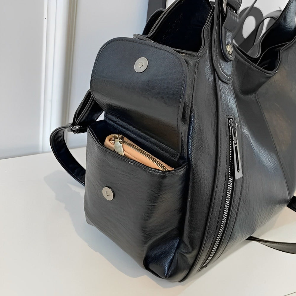 Sac d'école à bandoulière en cuir végétal lisse, design élégant, couleur classique, idéal pour femmes modernes.