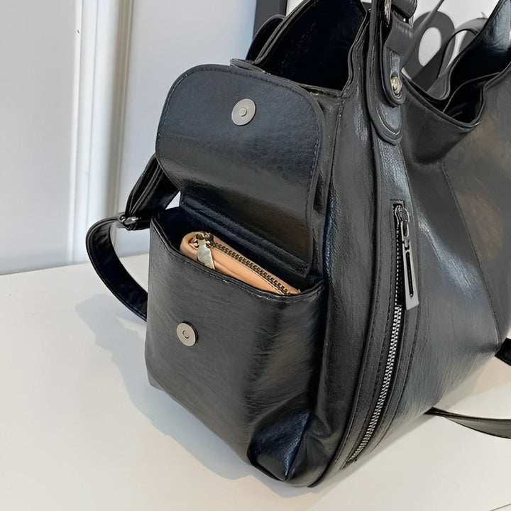 Sac d'école à bandoulière en cuir végétal lisse, design élégant, couleur classique, idéal pour femmes modernes.