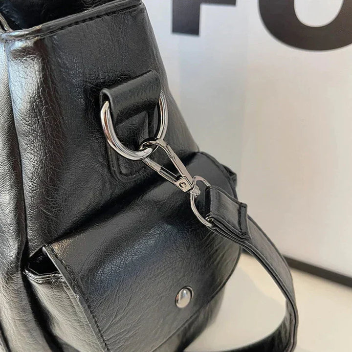 Sac d'école à bandoulière en cuir végétal lisse, design élégant, couleur classique, idéal pour femmes modernes.