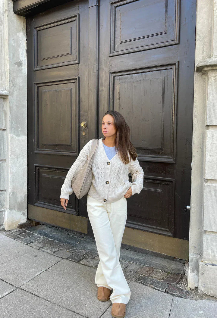 Sac hobo en cuir synthétique bordeaux tressé, élégant et spacieux, avec anse souple et fermeture éclair sécurisée.