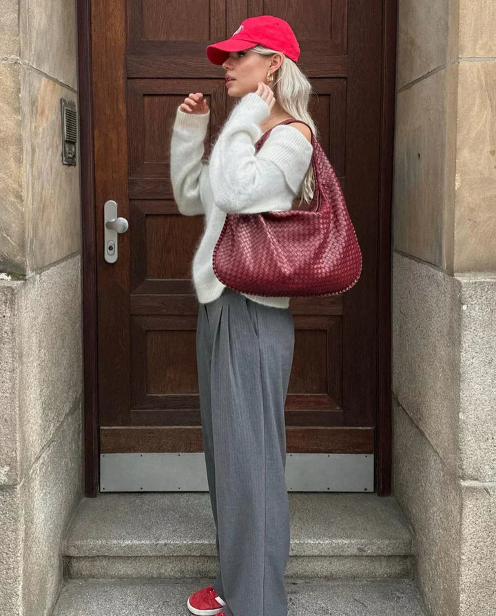 Sac hobo en cuir synthétique bordeaux tressé, élégant et spacieux, avec anse souple et fermeture éclair sécurisée.