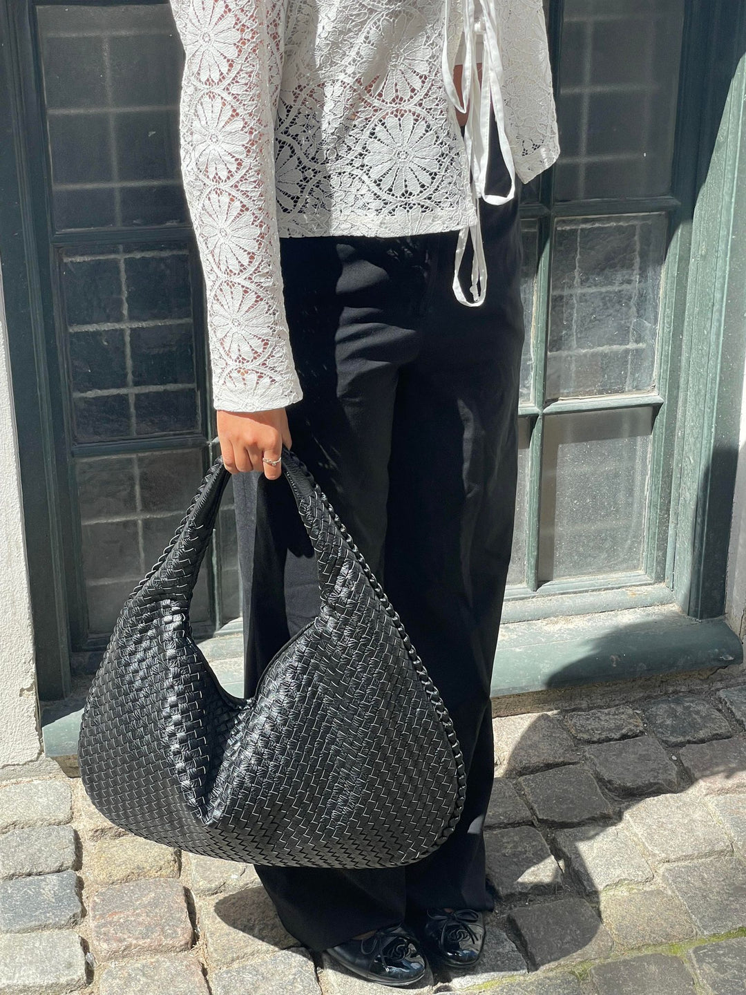 Sac hobo en cuir synthétique bordeaux tressé, élégant et spacieux, avec anse souple et fermeture éclair sécurisée.