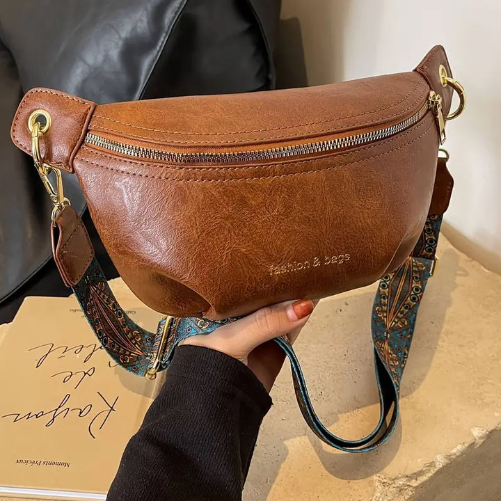 Sacoche banane en cuir végétal pour femme, design élégant, marron cognac, bandoulière ajustable pour un style raffiné.