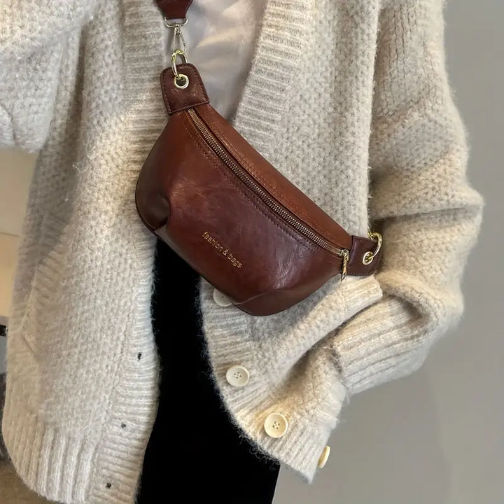 Sacoche banane en cuir végétal pour femme, design élégant, marron cognac, bandoulière ajustable pour un style raffiné.