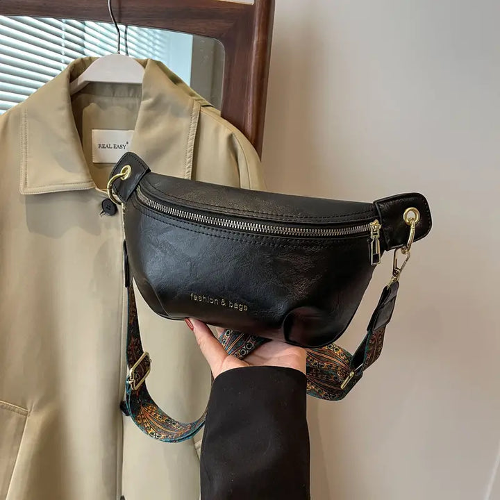 Sacoche banane en cuir végétal pour femme, design élégant, marron cognac, bandoulière ajustable pour un style raffiné.