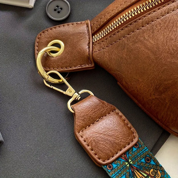 Sacoche banane en cuir végétal pour femme, design élégant, marron cognac, bandoulière ajustable pour un style raffiné.