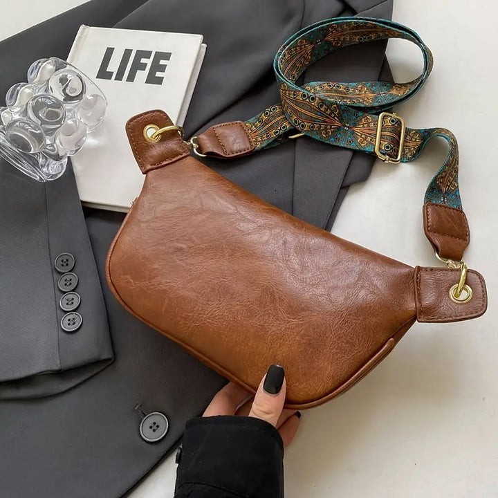 Sacoche banane en cuir végétal pour femme, design élégant, marron cognac, bandoulière ajustable pour un style raffiné.