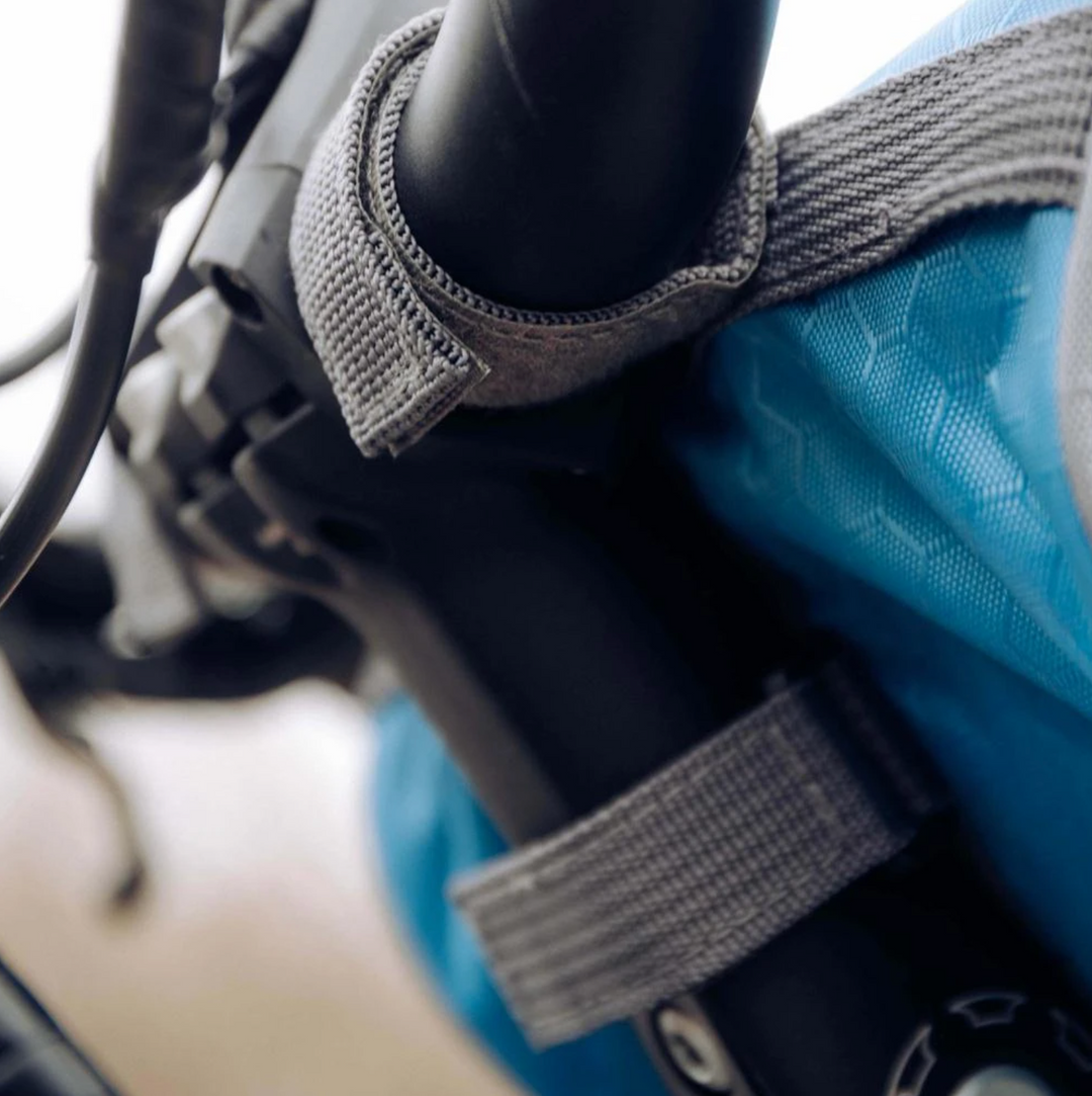 "Sacoche vélo étanche multifonction avec écran tactile, sangle velcro, divers coloris, adaptée à tous types de vélos."