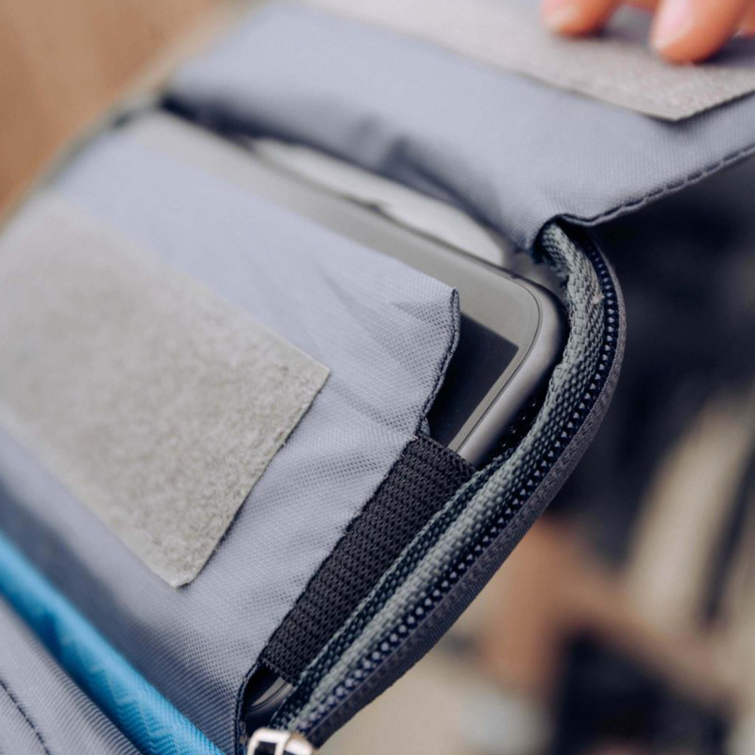 "Sacoche vélo étanche multifonction avec écran tactile, sangle velcro, divers coloris, adaptée à tous types de vélos."