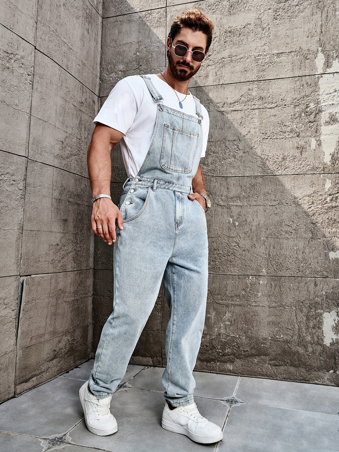 "Salopette en jean homme vintage, coupe droite, bretelles réglables, poche frontale pour look urbain chic."