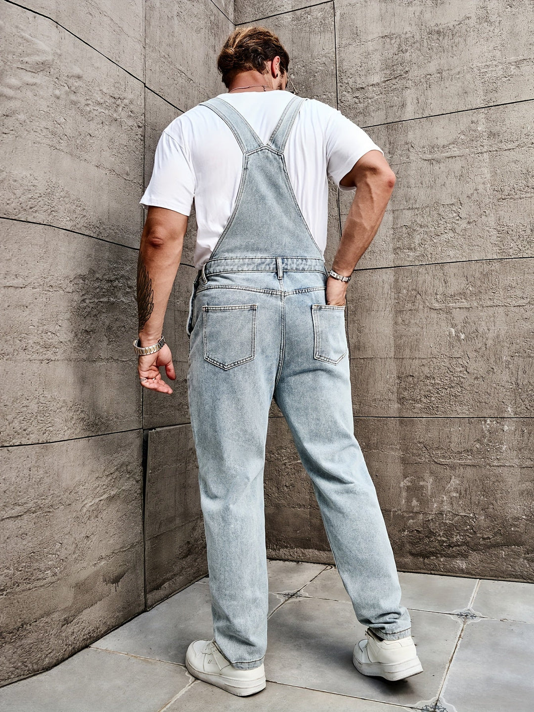 "Salopette en jean homme vintage, coupe droite, bretelles réglables, poche frontale pour look urbain chic."