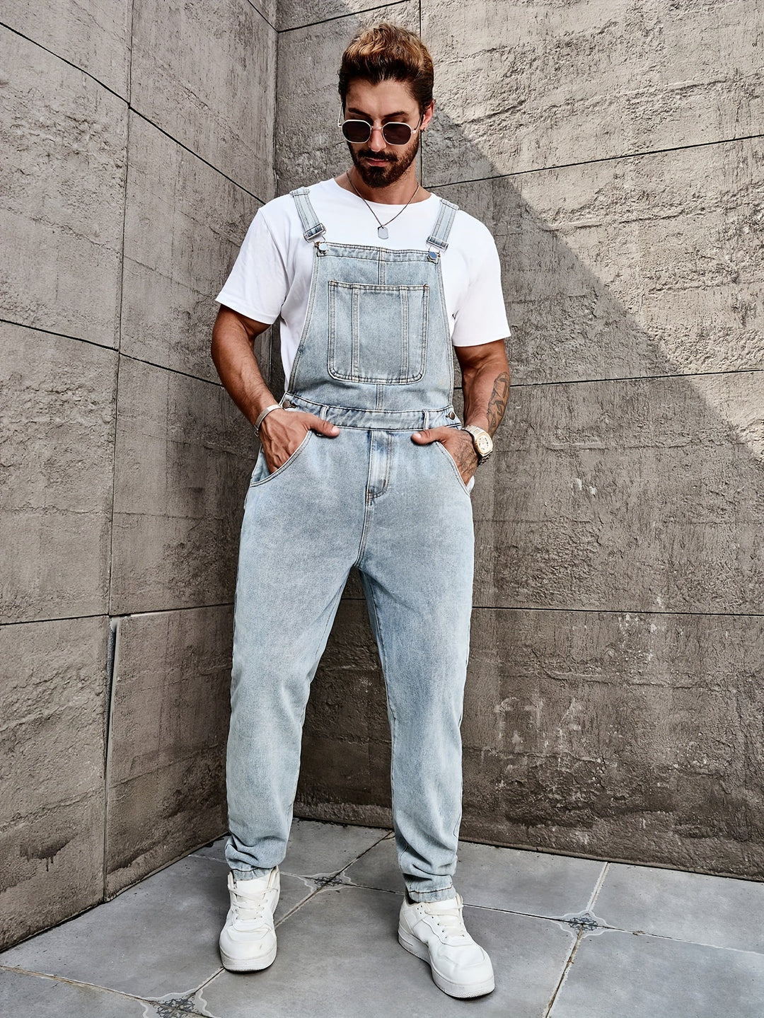 "Salopette en jean homme vintage, coupe droite, bretelles réglables, poche frontale pour look urbain chic."