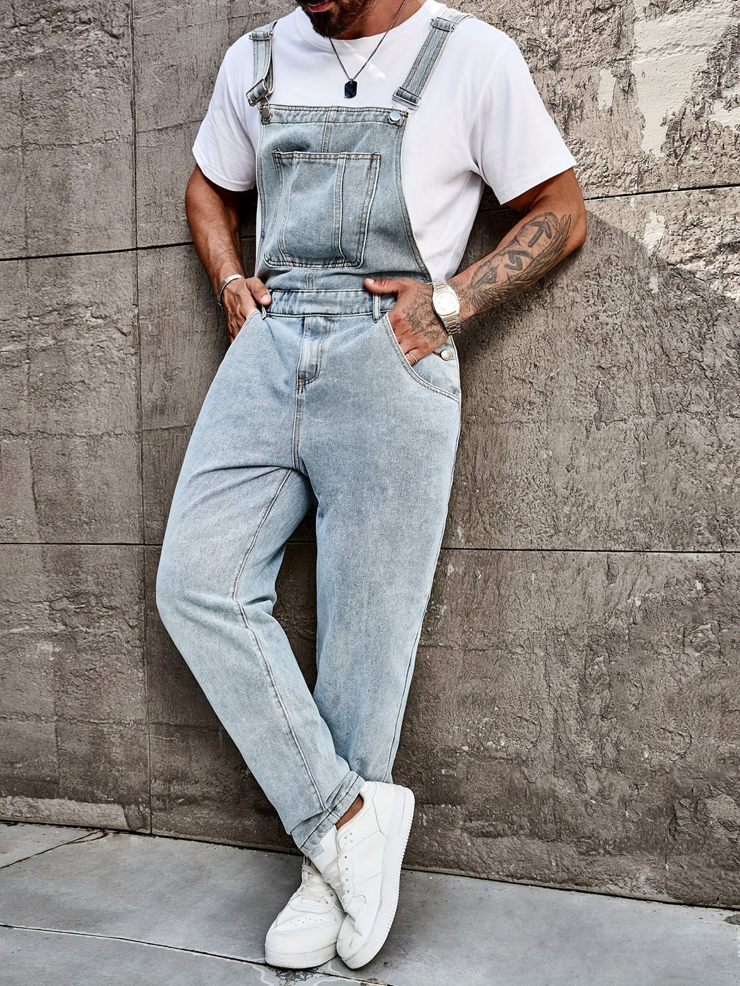 "Salopette en jean homme vintage, coupe droite, bretelles réglables, poche frontale pour look urbain chic."