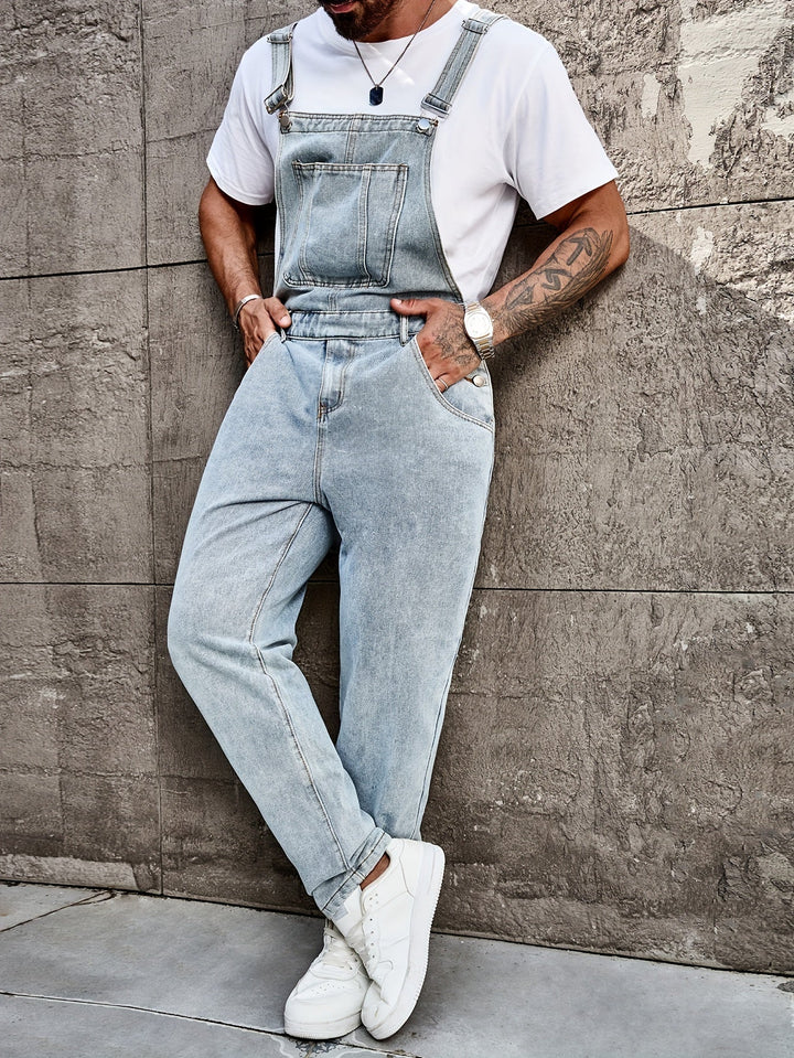 "Salopette en jean homme vintage, coupe droite, bretelles réglables, poche frontale pour look urbain chic."