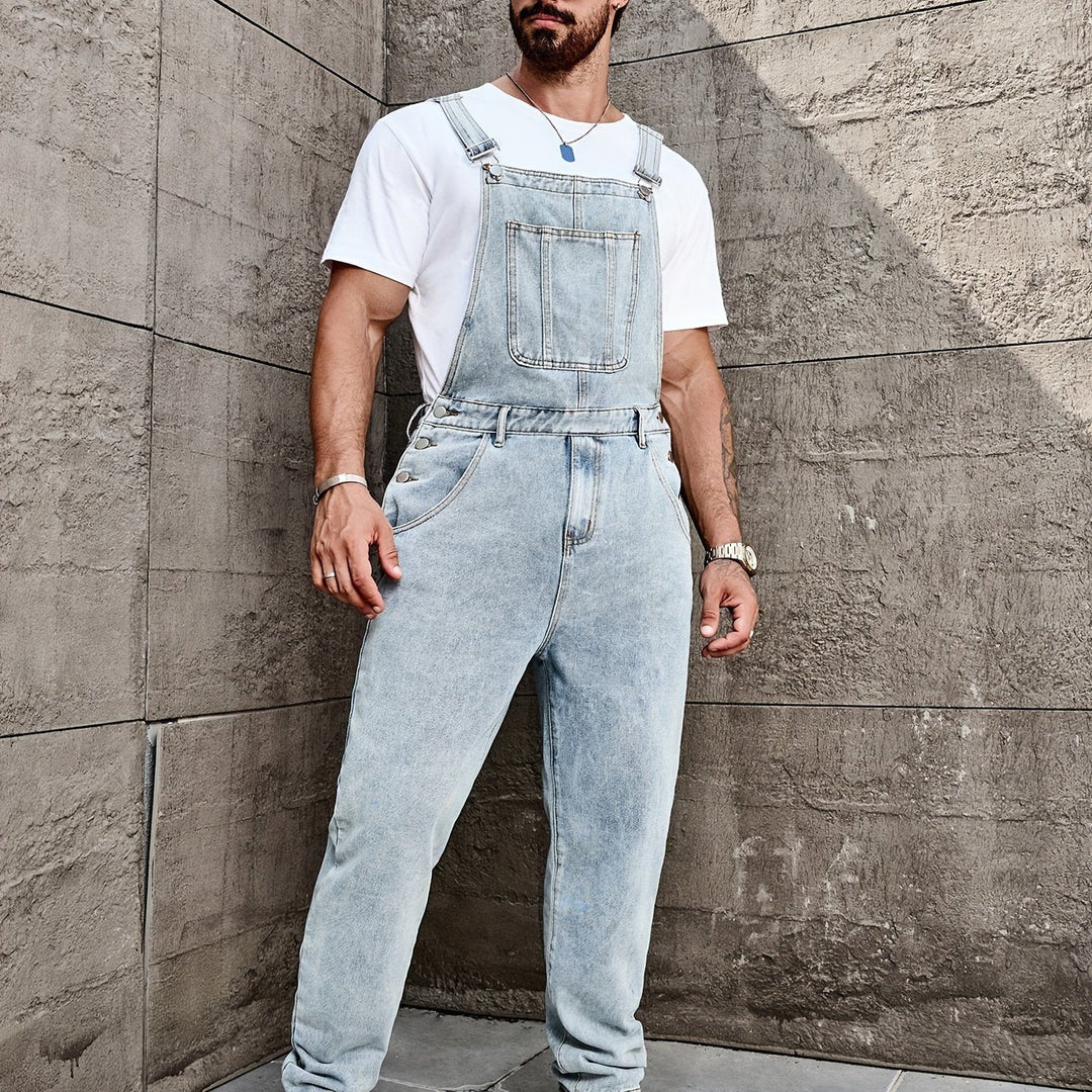 "Salopette en jean homme vintage, coupe droite, bretelles réglables, poche frontale pour look urbain chic."
