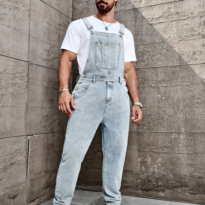 "Salopette en jean homme vintage, coupe droite, bretelles réglables, poche frontale pour look urbain chic."