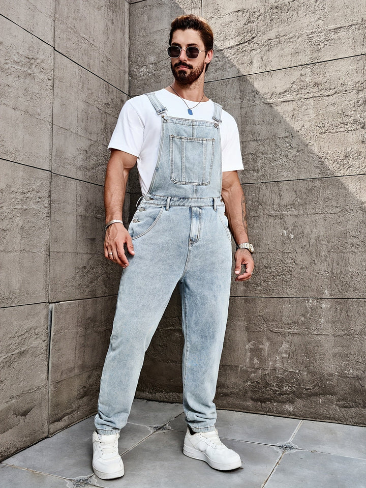 "Salopette en jean homme vintage, coupe droite, bretelles réglables, poche frontale pour look urbain chic."
