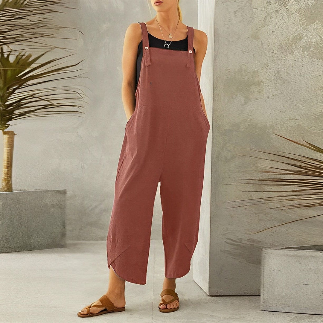 "Salopette femme en lin décontractée, ample, bretelles réglables, poches spacieuses, style estival chic et confortable."