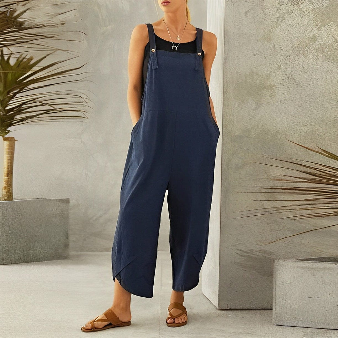 "Salopette femme en lin décontractée, ample, bretelles réglables, poches spacieuses, style estival chic et confortable."