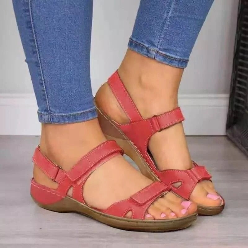 "Sandales à scratch femmes, orthopédiques, semelle anatomique, bride réglable, confort et style, vue de côté"