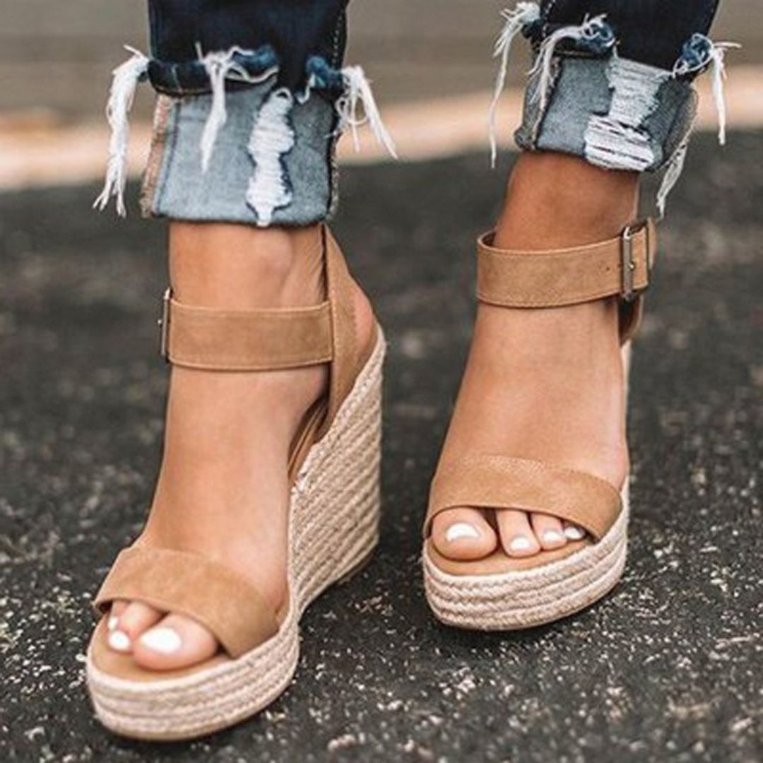Sandales à talons compensés élégantes pour femme, marron avec bride, confort exceptionnel pour toutes occasions.