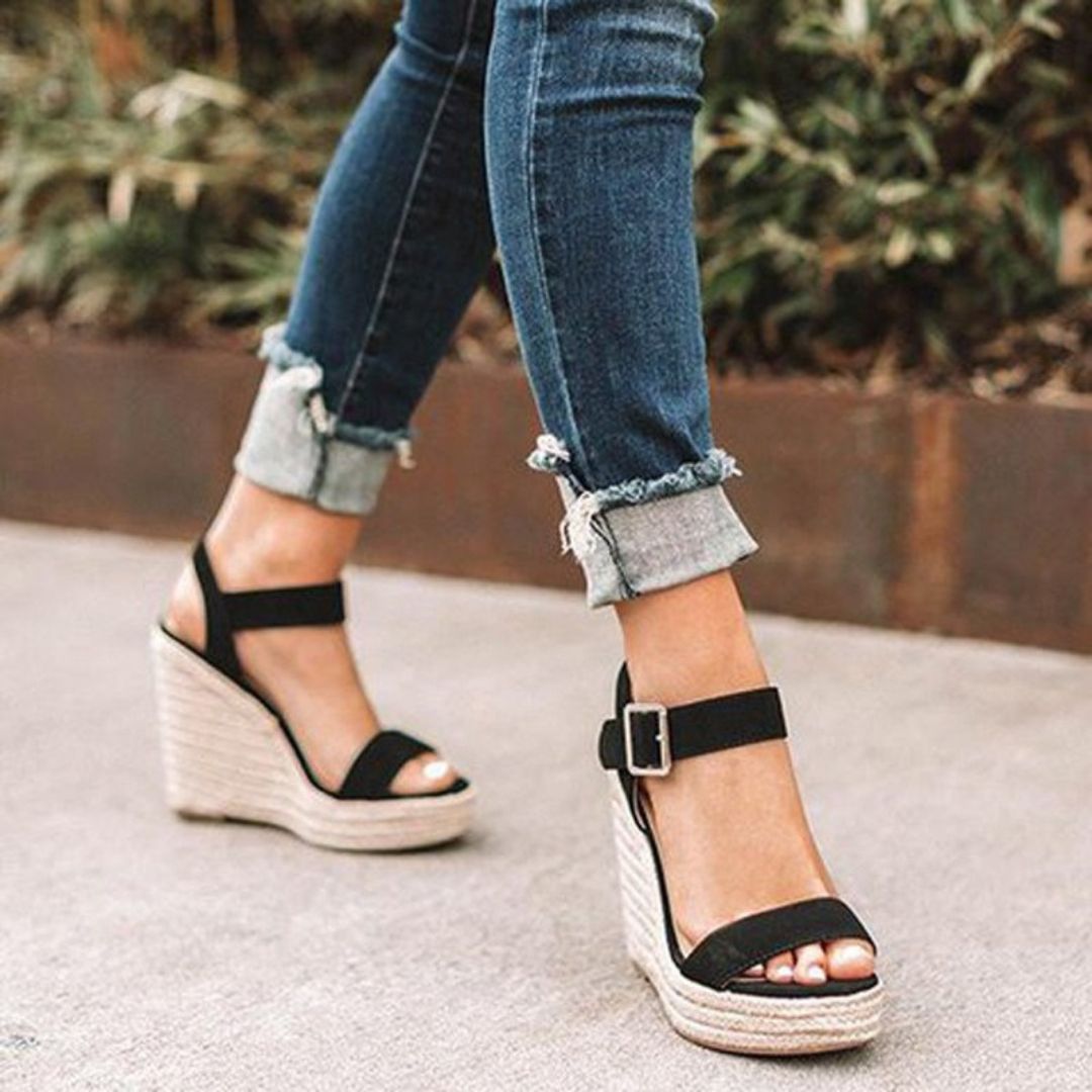 Sandales à talons compensés élégantes pour femme, marron avec bride, confort exceptionnel pour toutes occasions.