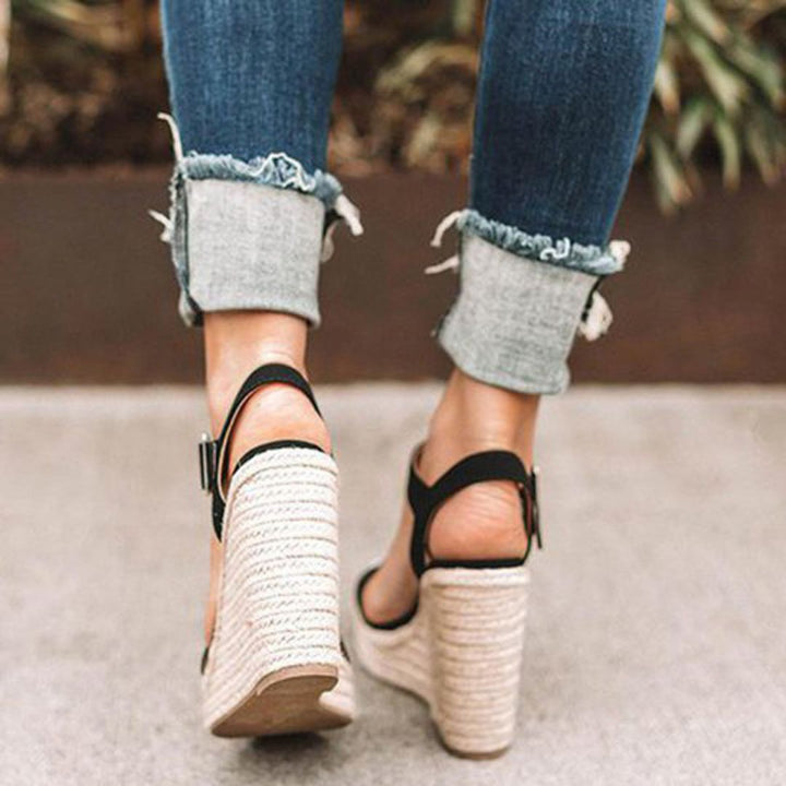 Sandales à talons compensés élégantes pour femme, marron avec bride, confort exceptionnel pour toutes occasions.
