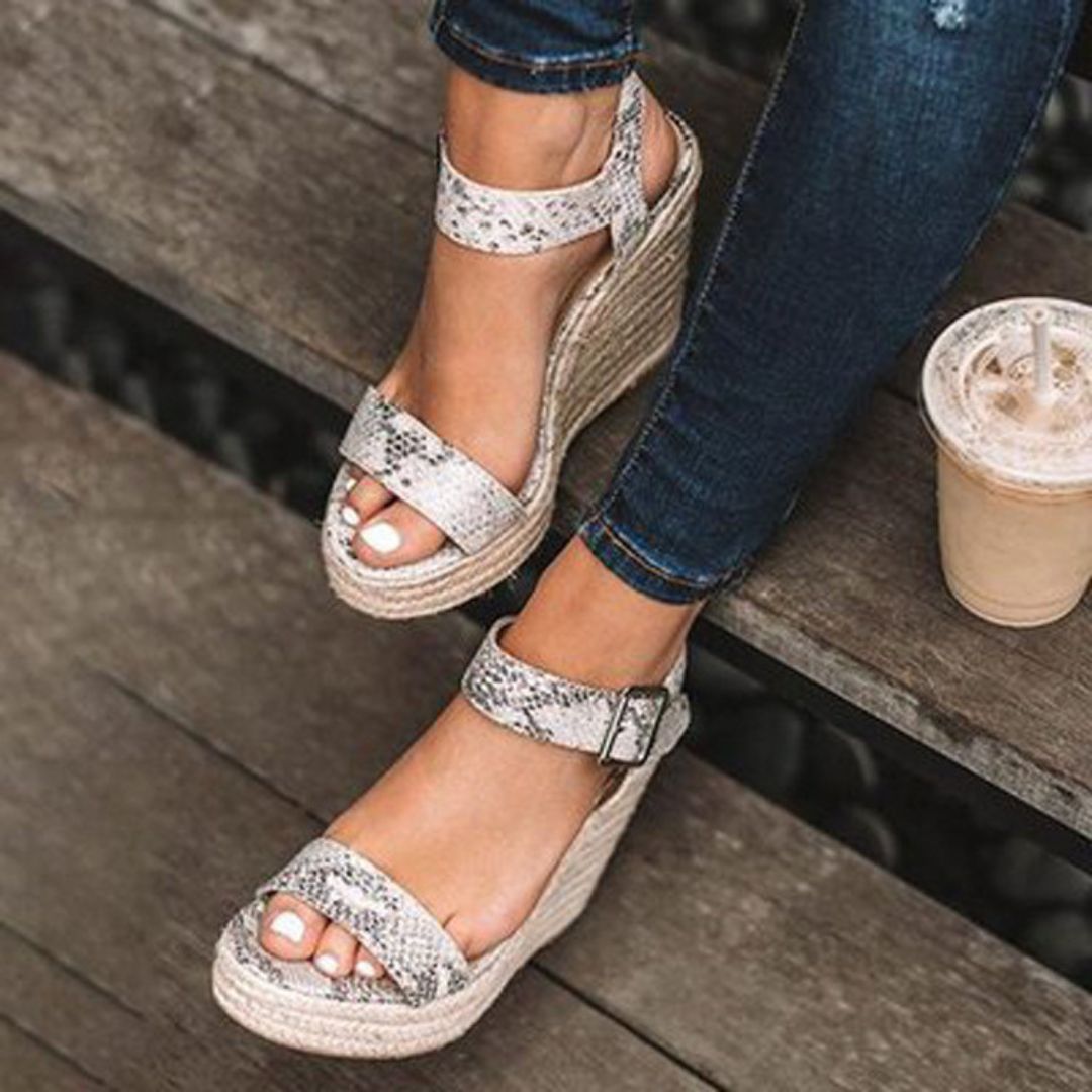 Sandales à talons compensés élégantes pour femme, marron avec bride, confort exceptionnel pour toutes occasions.