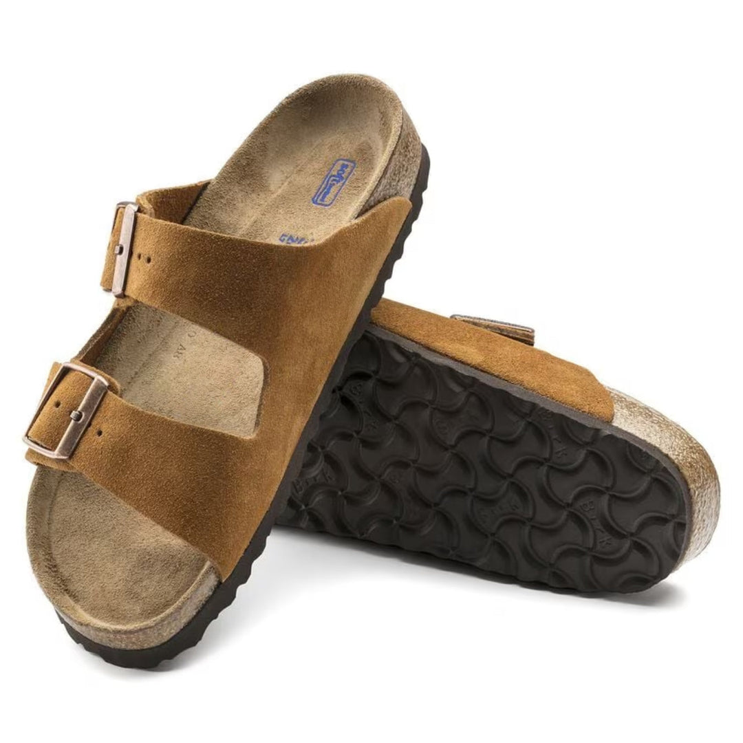 "Sandales Arizona pour hommes en suède, confort ergonomique, deux brides ajustables, cuir velours doux beige clair."
