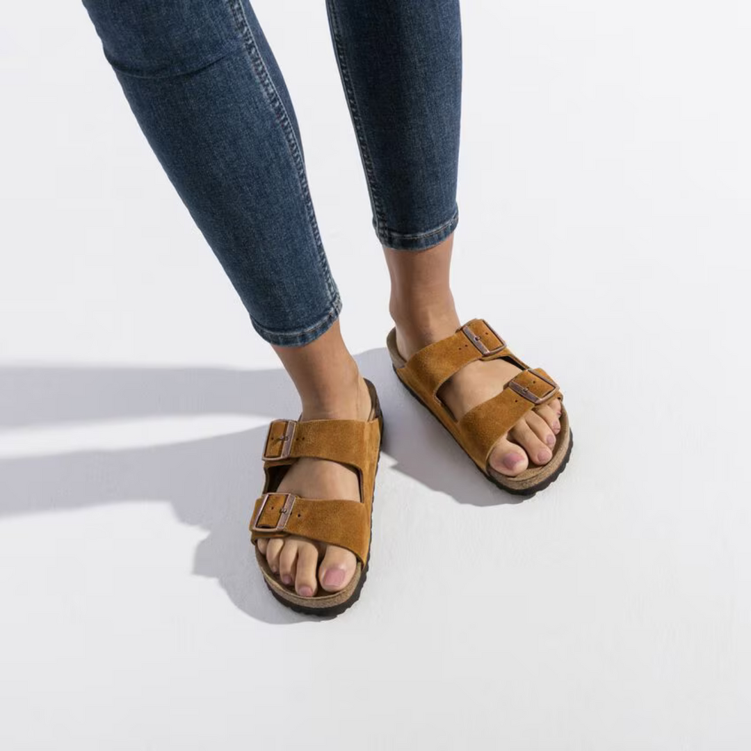 "Sandales Arizona pour hommes en suède, confort ergonomique, deux brides ajustables, cuir velours doux beige clair."
