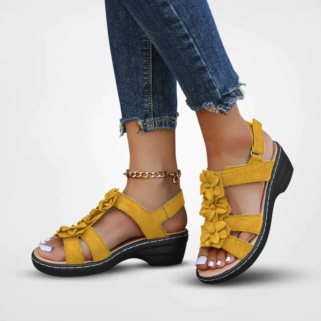 "Sandales bohèmes pour femmes avec détails floraux colorés et semelle plateforme, style chic pour l'été."