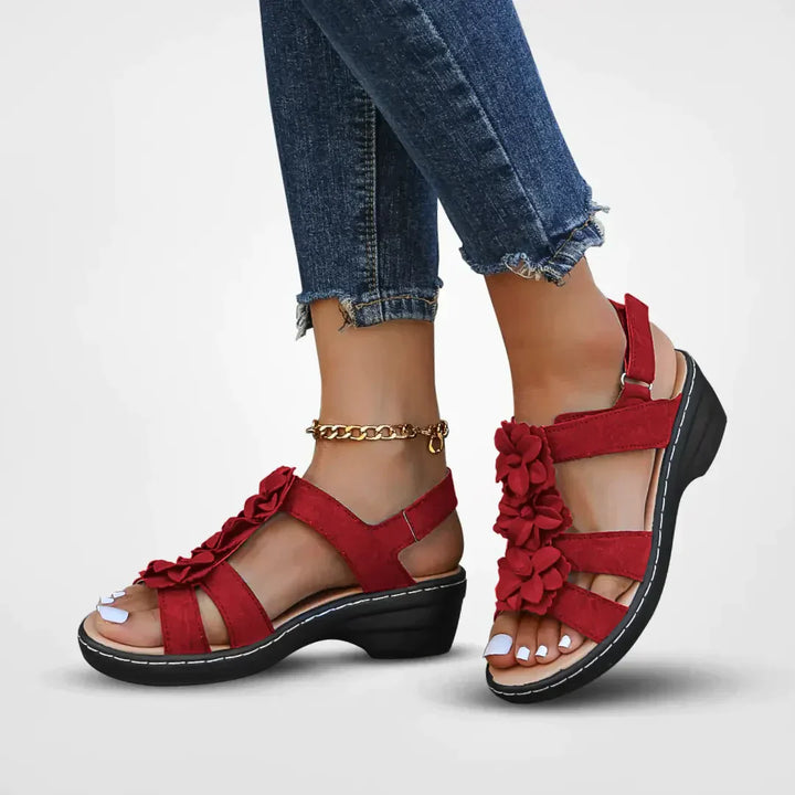 "Sandales bohèmes pour femmes avec détails floraux colorés et semelle plateforme, style chic pour l'été."